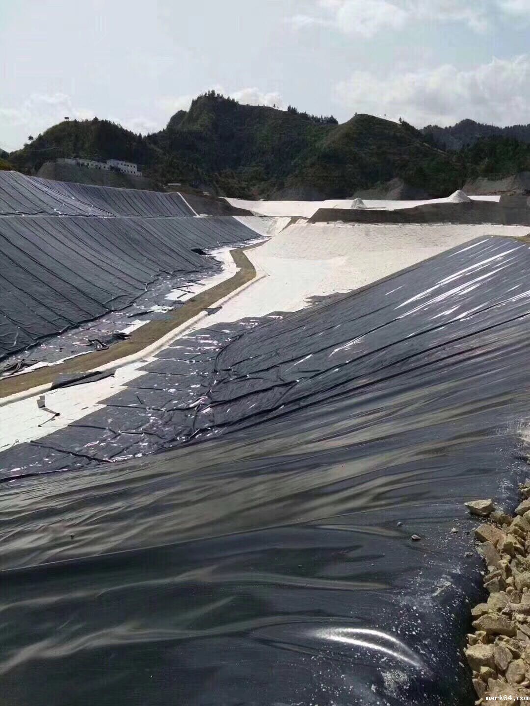 HDPE防渗膜在污水蒸发池铺设特有步骤有哪些?