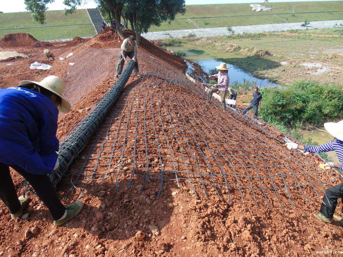 土工格栅加筋土防护陡堤处理技术