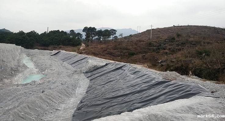 透水堆石坝的内坡防渗用土工材料