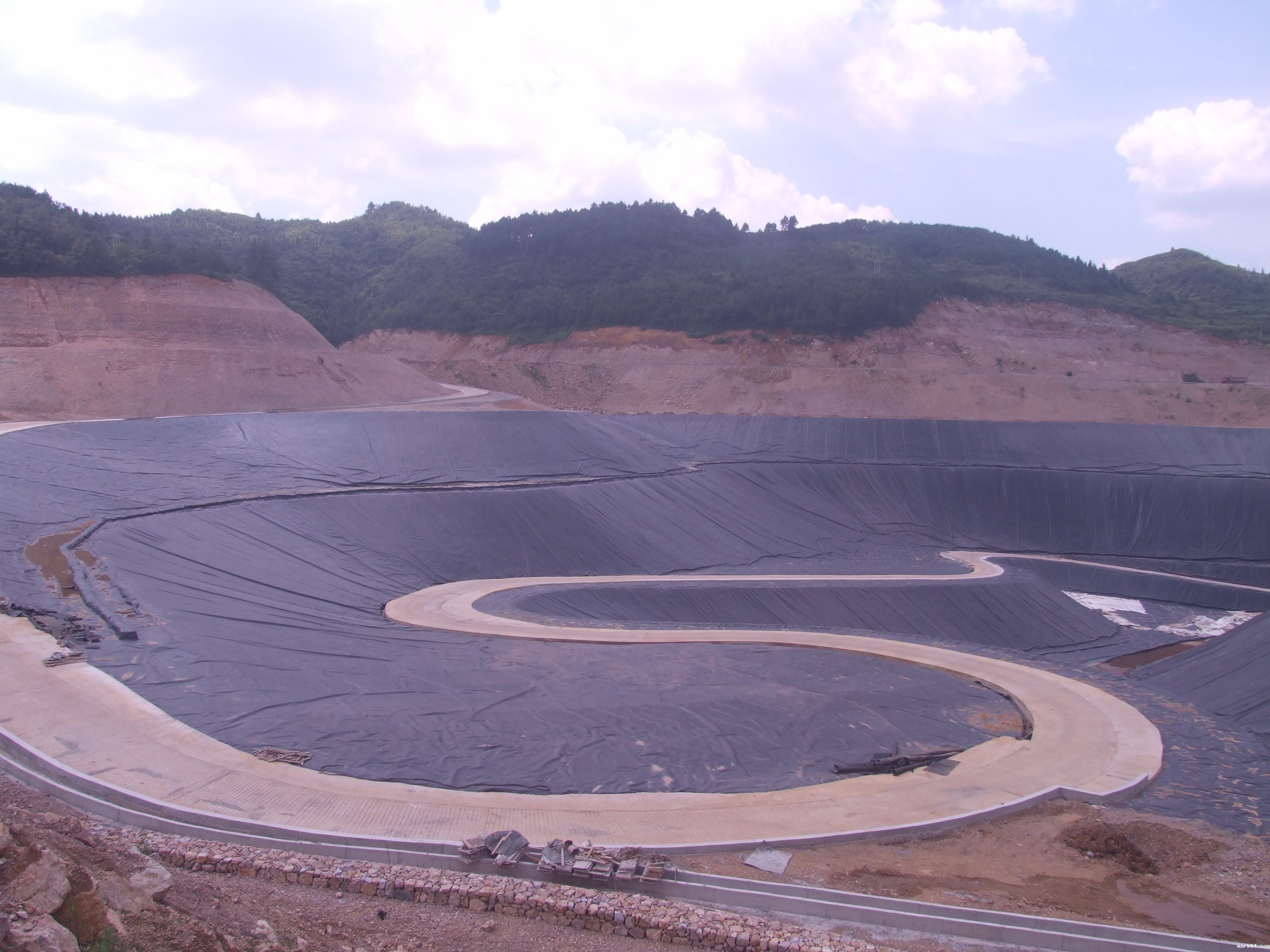 灌浆和铺体育意甲国际米兰都能解决堤身防渗的问题