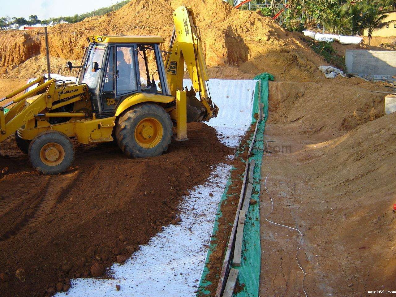 桩头基面影响膨润土防水毯在铺设过程而引起损坏(图1) 桩头基面影响膨润土防水毯在铺设过程而引起损坏(图1)