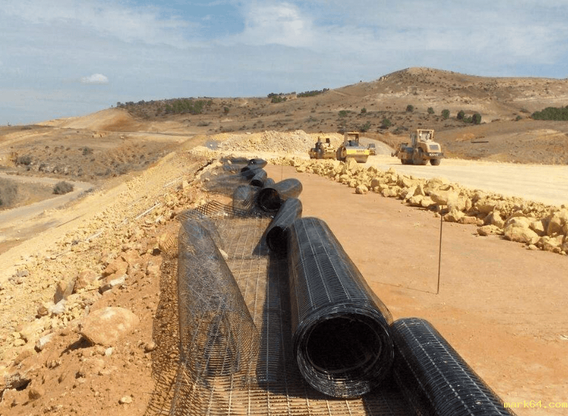 新旧路基结合部如何铺设土工格栅?